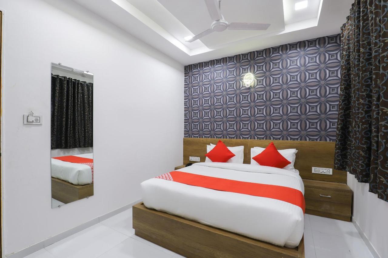 Hotel Oyo 49805 The Midway Sky Gandhinagar Exterior foto