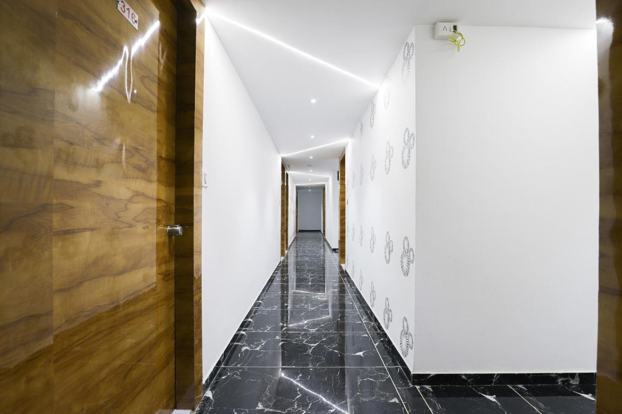 Hotel Oyo 49805 The Midway Sky Gandhinagar Exterior foto